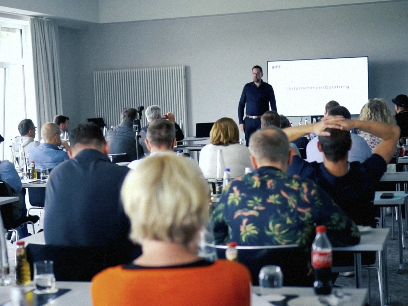 Robin Steinheimer spricht vor Unternehmern in einem Seminarraum